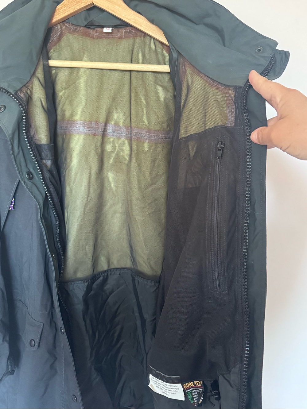 Taiga Women’s Black Goretex Waterproof Rain Jacket w/ Retro Purple Zipper Tags - Picture 7 of 10